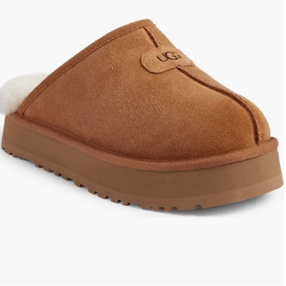 this is Discoquette Slide Slipper from Uggs, size 8.